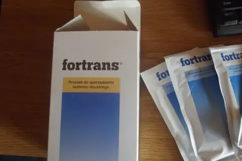 Opakowanie leku Fortrans i saszetki z proszkiem. Jak pić Fortrans? Instrukcja jest na opakowaniu.