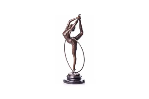 Bronzeskulptur einer Gymnastin mit Reifen auf Sockel.