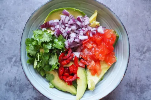 Guacamole w 5 minut: Prosty przepis, idealne awokado, zero brązowienia
