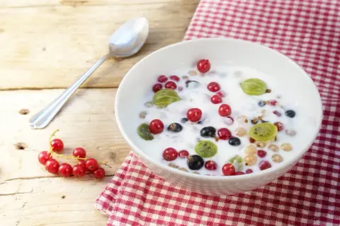 Schüssel mit Quark und Beeren, ein einfaches Quarkspeise Rezept für den Sommer.