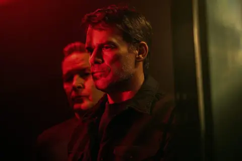 Mörka skuggor och rött ljus omfamnar Dexter i Sverige. En ny era för Dexter: Resurrection Sverige.