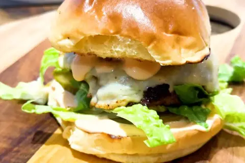 Jak usmażyć idealnego burgera? Sekrety soczystego mięsa!
