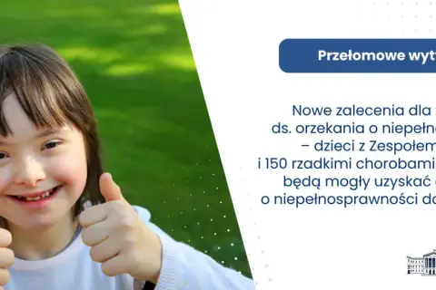Uśmiechnięta dziewczynka z Zespołem Downa pokazuje kciuk w górę. Nowe wytyczne określają, na jakie choroby można dostać orzeczenie o niepełnosprawności.