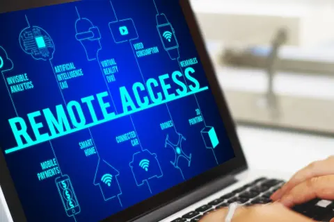 Na ekranie laptopa hasło "REMOTE ACCESS" otoczone ikonami technologii, jak AI, VR, smart home. To pokazuje, **anydesk co to** jest – narzędzie do zdalnego dostępu.