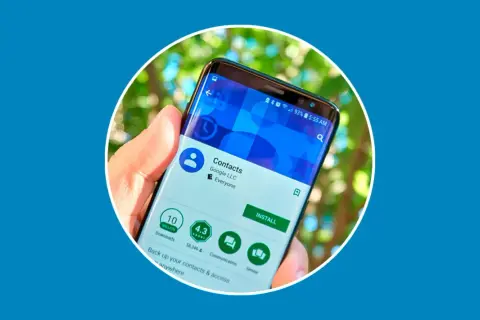 Muestra la aplicación Google Contacts, útil para saber como recuperar un número borrado.