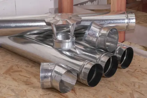 Metallrohre und Reduzierstücke für den Kaminbau. Eine Rauchrohr Reduzierung 180 150 ist hier gut sichtbar.