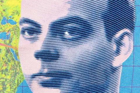 Portret Antoine de Saint-Exupéry'ego, przypominający ilustracje z jego książek. Jego spojrzenie przywodzi na myśl mądrość zawartą w jego cytatach.