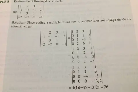 Ejercicios de determinantes: se muestra un cálculo paso a paso para evaluar un determinante 4x4, transformándolo a una forma triangular superior.