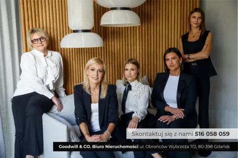 Pięć kobiet w eleganckich strojach, gotowych pomóc w sprawach spadkowych, w tym **dziedziczenie ustawowe**.