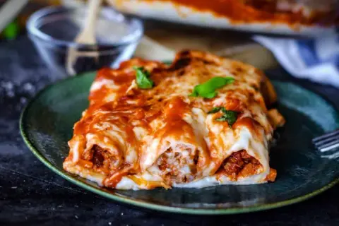Herzhaft gefüllte Cannelloni mit Tomatensauce und geschmolzenem Käse, ein köstliches Cannelloni Rezept.