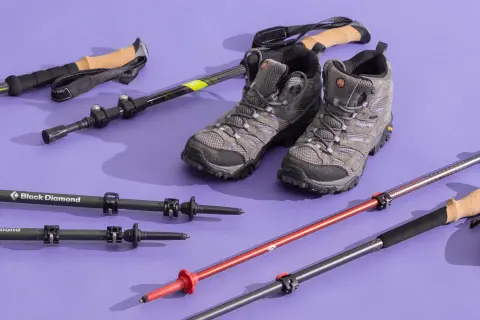 Bottes de randonnée et bâtons variés, illustrant la différence entre bâton de randonnée et marche nordique.