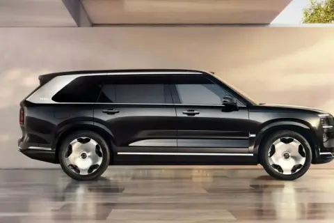 Elegancki, czarny SUV Zeekr 9X z dwukolorowym nadwoziem i unikalnymi felgami stoi w nowoczesnym wnętrzu.