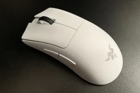 Biała myszka Razer DeathAdder V4 Pro na czarnym tle. Ergonomiczny kształt i logo węża.