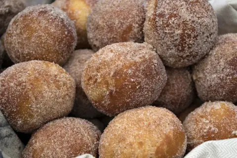 Pączki z ziemniakami Ewy Wachowicz, obtoczone w cukrze z cynamonem, kuszą swoim wyglądem i zapachem.
