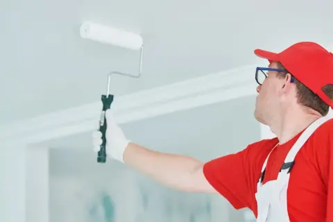 Jak malować sufit - od okna czy do okna, aby uniknąć smug?