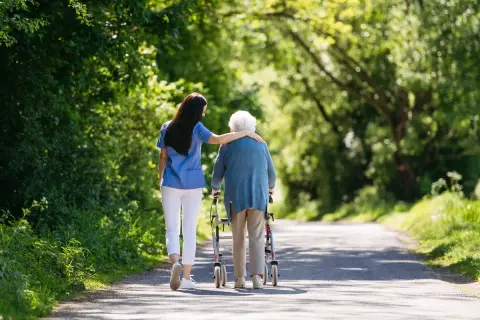 Senior w DPS bez zgody? Poznaj legalną procedurę i swoje prawa.