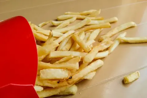 Ile kalorii mają małe frytki z McDonald's? Zaskakujące fakty o kaloriach