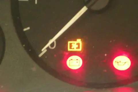 Opel Astra J deska rozdzielcza: kontrolka akumulatora i ciśnienia oleju świecą się na czerwono.