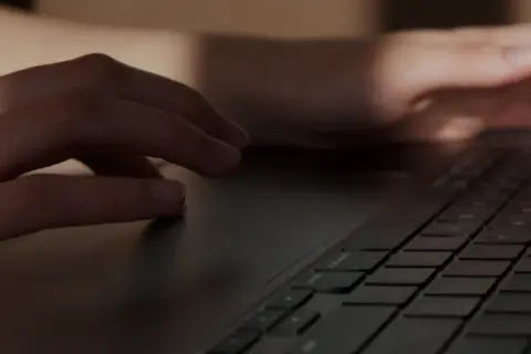 Jak odblokować myszkę w laptopie - proste rozwiązania na problemy