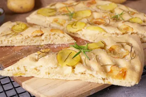 Eine köstliche Kartoffel-Focaccia mit Rosmarin und grobem Salz, frisch aus dem Ofen.