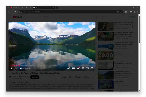 Widok na spokojne jezioro i góry, odbijające się w wodzie. W tle widać chmury. Interfejs YouTube z filmem i sugerowanymi treściami, wszystko w stylu motywy chrome.
