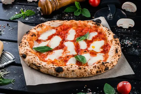 Kiedy powstała pizza? Zaskakujące fakty o jej historii i rozwoju
