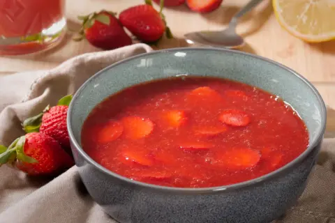 Erfrischende Erdbeer-Kaltschale, ein leichtes Rezept für heiße Tage. Mit frischen Erdbeeren und einem Hauch Zitrone.
