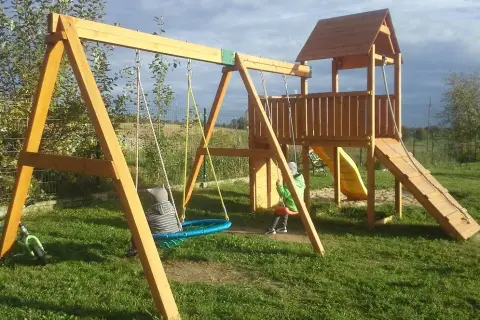 Jak zabezpieczyć drewniany plac zabaw, by zapewnić bezpieczeństwo dzieci?