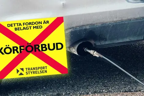 Bil med körförbud på grund av bristande besiktning. En slang kopplad till avgasröret indikerar en kontroll.