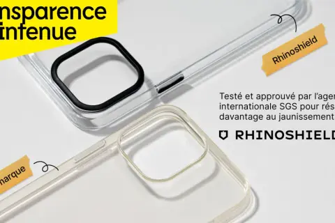 Deux coques transparentes, l'une de marque Rhinoshield, l'autre d'une autre marque, comparées pour leur résistance au jaunissement.