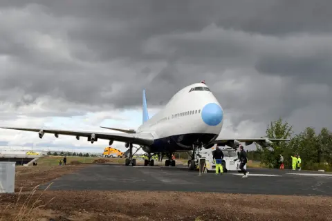 Jumbo stay-planet i Sverige, en Boeing 747, flyttas med hjälp av bogserfordon.