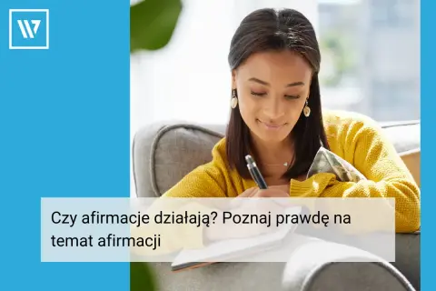 Kobieta pisze w zeszycie, zastanawiając się, czy afirmacje działają. Poznaj prawdę na temat afirmacji.
