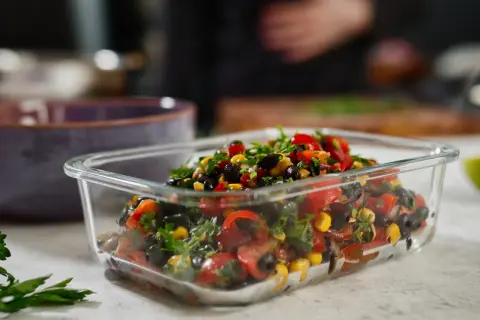 Frischer Bohnensalat mit Tomaten, Mais und Kräutern in einer Glasbox, perfekt für gesunde Bohnensalat Rezepte.