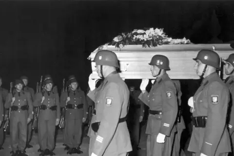 Soldaten tragen den Sarg von Rupprecht von Bayern.
