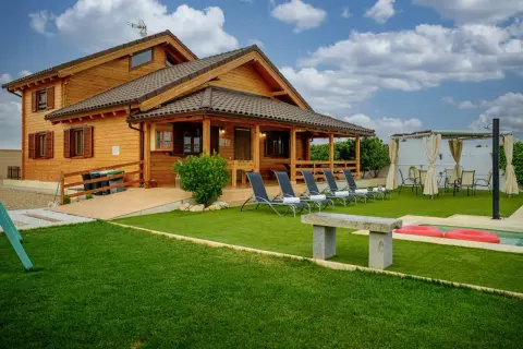 Casa de madera con piscina y tumbonas, ideal para explorar los pueblos cerca de Puy du Fou Toledo.