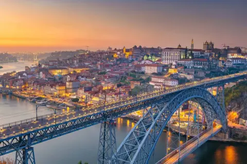 Most zwodzony w Porto o zmierzchu. Piękne widoki, ale czego nie robić w Portugalii? Nie przegap tego!