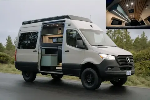 Beżowy Mercedes Sprinter 4x4 z otwartymi drzwiami, ukazujący przytulne wnętrze kampera. Idealny na przygody w terenie.