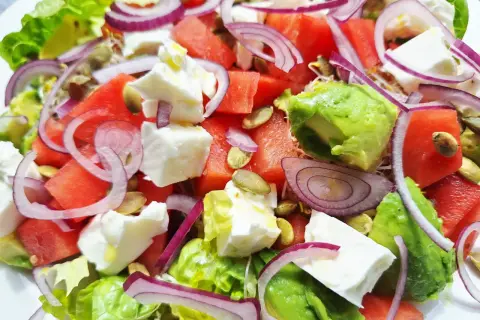 En fräsch melonsallad med fetaost, avokado, rödlök och pumpafrön. En perfekt sommarrätt!