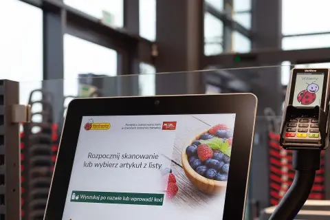 Ekran samoobsługowy Biedronki i terminal płatniczy z biedronką. Dowiedz się, jak założyć kartę Multisport Biedronka.