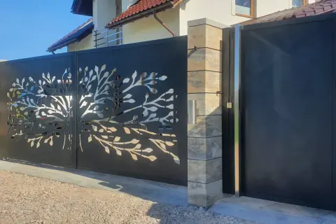 Nowa brama z motywem drzewa, ale elektrozaczep do furtki raz działa raz nie, co irytuje.