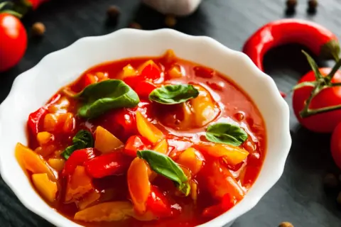 Aromaticzne leczo z papryką i pomidorami, idealne na lekki posiłek. Niskie leczo kcal, pełne smaku i witamin.