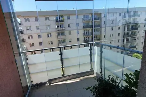 Jak zabudować barierki na balkonie w bloku i zyskać prywatność