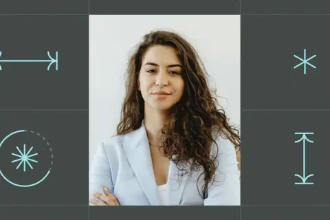 Une femme souriante en veste bleue, entourée d'icônes, prête à lancer sa plateforme ebook.