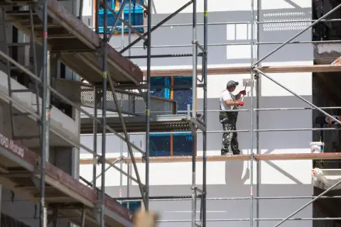 Ile zarabia pomocnik dekarza? Zaskakujące różnice w wynagrodzeniach