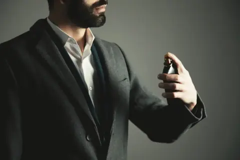 Gdzie psikać perfumy męskie, aby zapach utrzymał się dłużej?