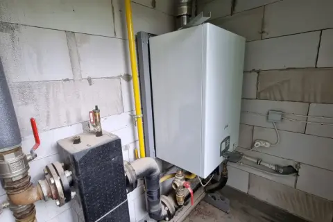 Piec Ferroli jak ustawić? Widok instalacji gazowej i wodnej przy kotle.