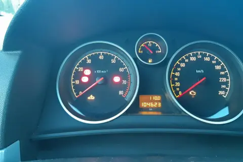 Opel Astra H: kontrolka silnika świeci, wskazując na możliwe kody błędów ECN. Przebieg 104623 km.