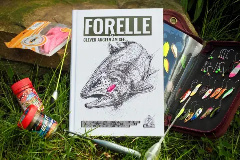 Buch "Forelle" mit Ködern und Angelzubehör. Es zeigt, was frisst eine Forelle, mit vielen Tipps für Angler.