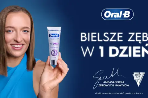Uśmiechnięta kobieta prezentuje pastę Oral-B Pro 3D White, najlepszą pastę na przebarwienia zębów, obiecując bielsze zęby w 1 dzień.