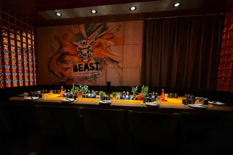 Ein festlich gedeckter Tisch im Alexanderplatz Restaurant "BEAST BERLIN" mit Graffiti-Wand und Glasbausteinen.